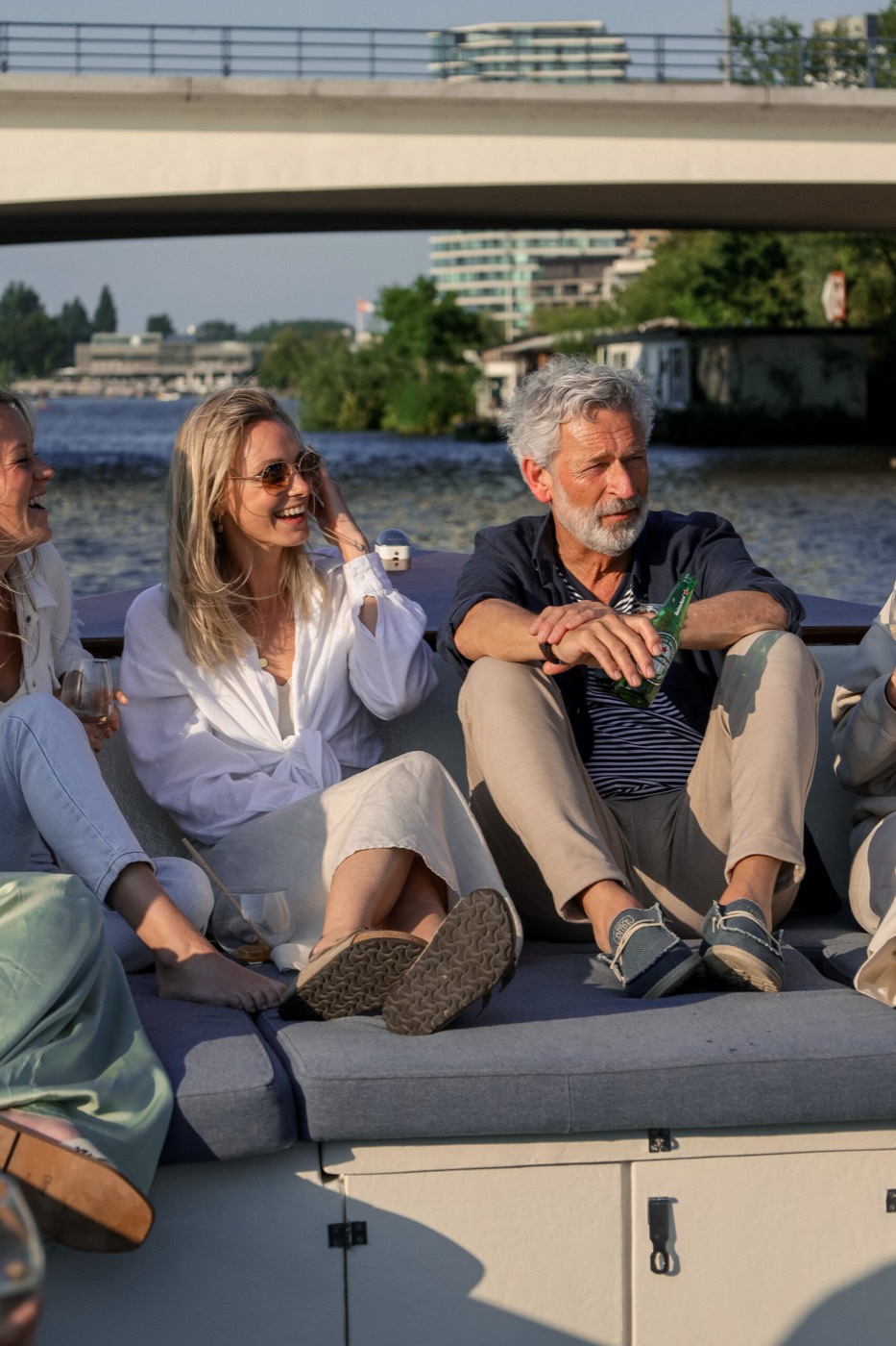 Aan boord van een luxe elektrische sloep tijdens privévaartocht Amsterdam