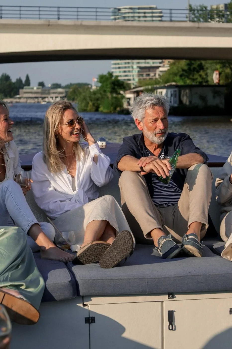 Aan boord van een luxe elektrische sloep tijdens privévaartocht Amsterdam
