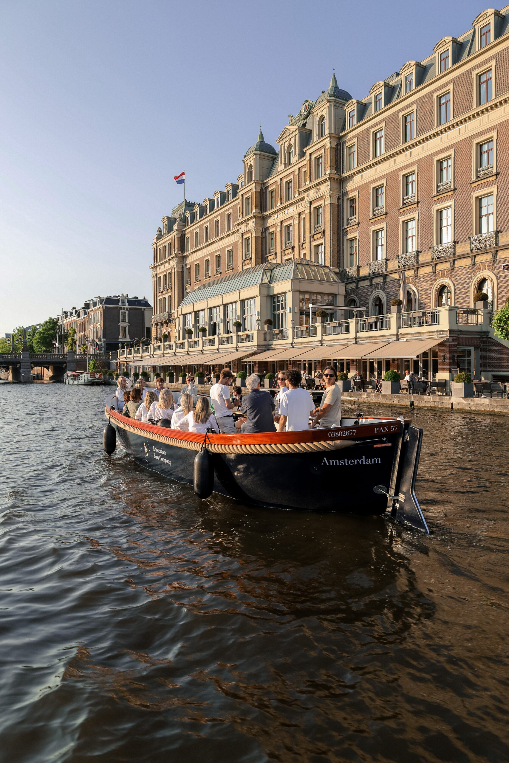 Luxe elektrische sloep Mosi Jo van Amsterdam Boat Company op de Amsterdamse grachten