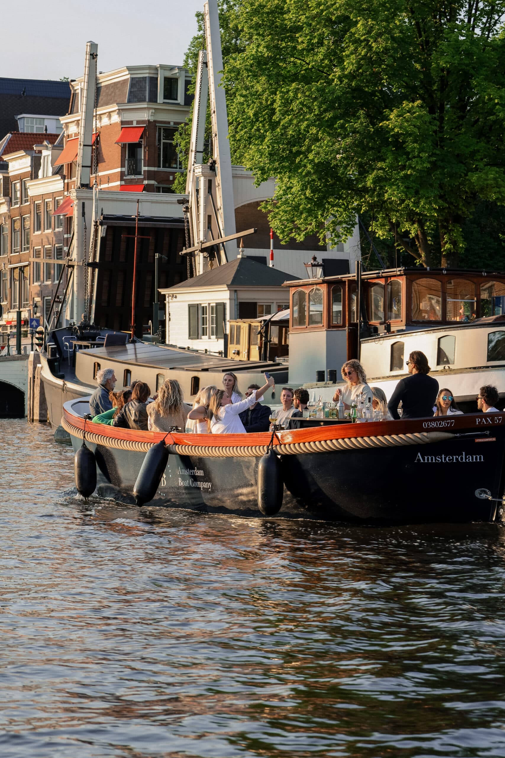 Geluidloos en emissievrij varen door de Amsterdamse grachten met Amsterdam Boat Company
