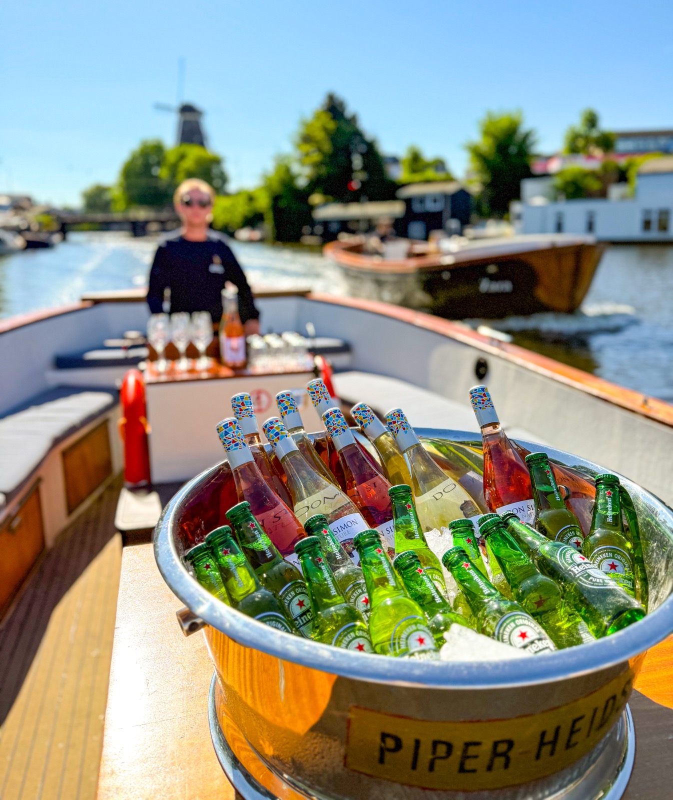 Drankjes gekoeld aan boord van de borrelboot