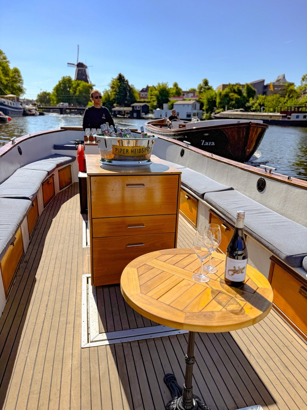 Open voordek van de sloep