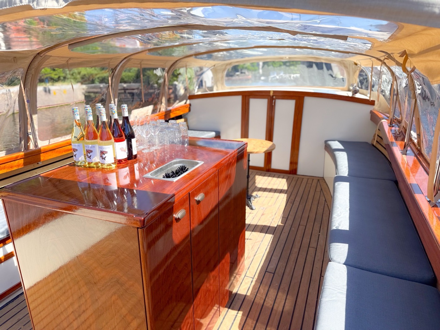 Interieur van de sloep met mahonie bar