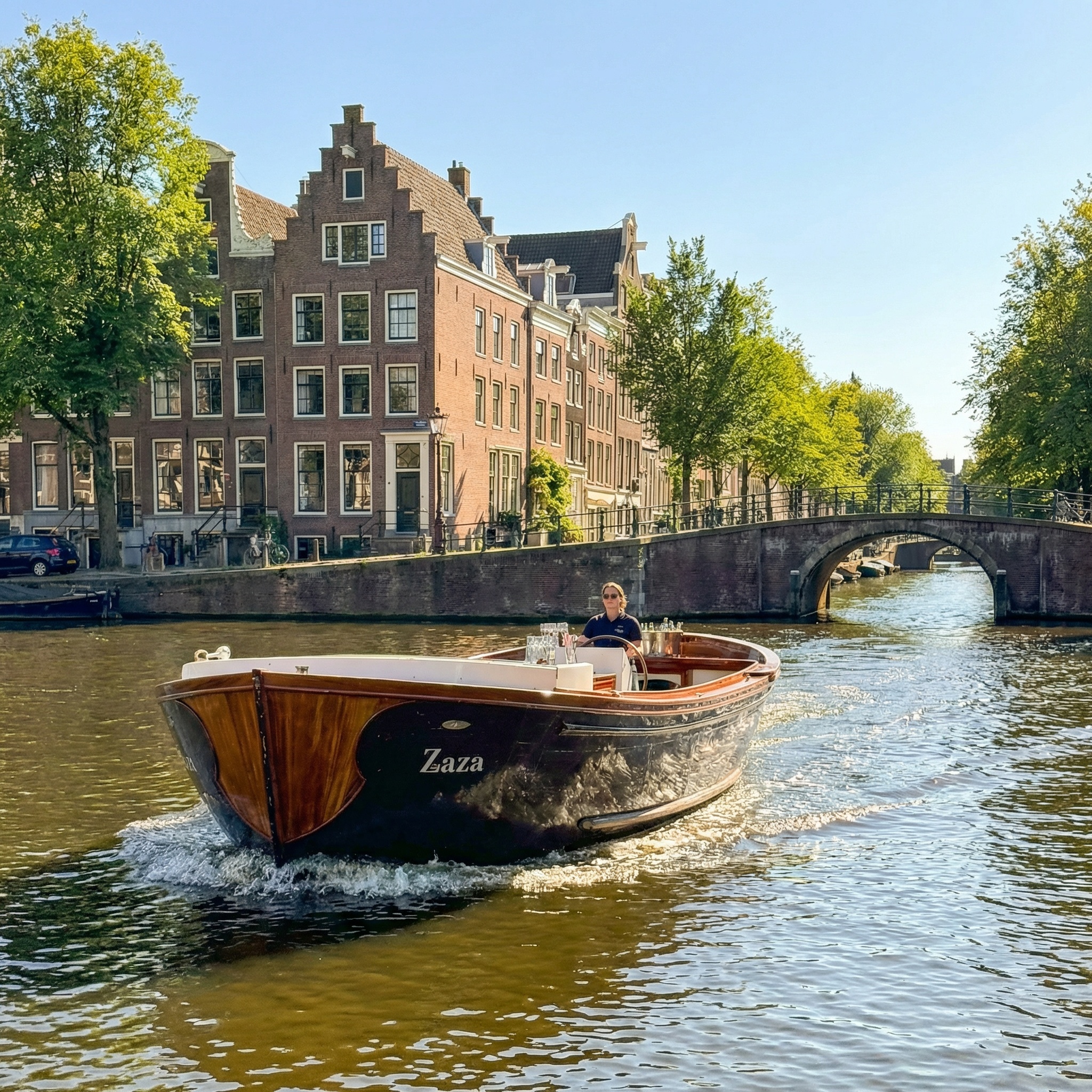 Privé sloep Zaza van Amsterdam Boat Company voor groepen tot 30 personen in Amsterdam